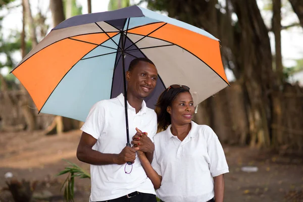 恋に落ちたカップルの幸せな関係と雨の中で笑顔、幸せの概念 — ストック写真