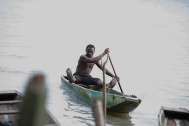 su üzerinde bir sığınak genç adam.
