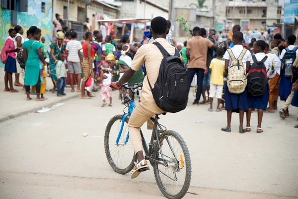 Yolda bisiklete binen genç öğrenci. — Stok fotoğraf