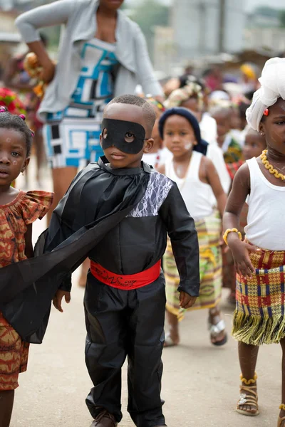 Travestimento dei bambini durante una celebrazione di gioia . — Foto Stock