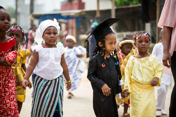 Niños vestidos con diferentes estilos caminan por la calle . — Foto de Stock