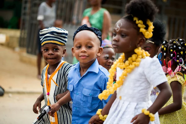 Porträt eines kleinen Jungen in traditioneller Kleidung, der die Hand seiner Freunde hält — Stockfoto