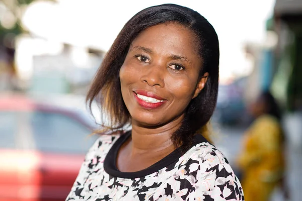 Gülümseyen genç bir kadının portresi.