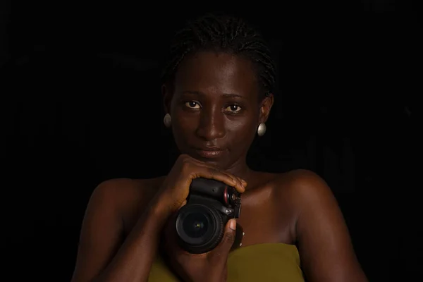 Porträt eines Mädchens mit Kamera. — Stockfoto