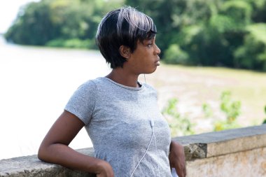 sportif kadın bir yarış sonra açık havada mola alır