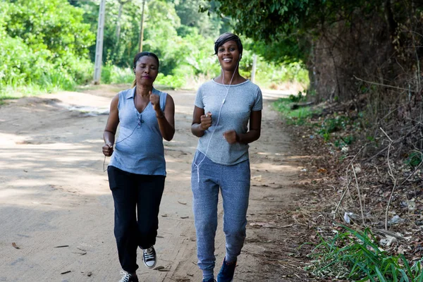 Duas mulheres fazendo esporte juntas no parque — Fotografia de Stock