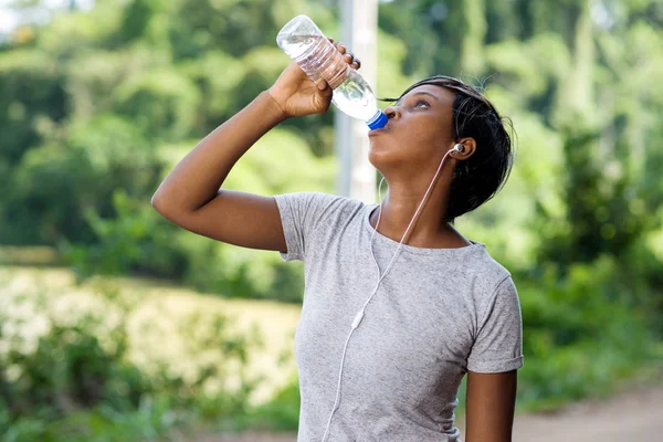 スポーティな女性の飲料水の屋外. — ストック写真