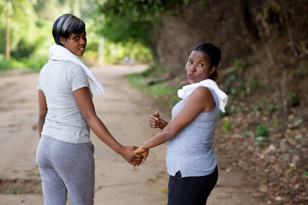 道路上の運動の準備ができてスポーツウェアの2人の幸せな女性. — ストック写真