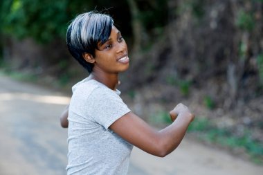 Yakın çekim Genç bir kadın koşu önce kollarını germe tarafından vücudu ısınma