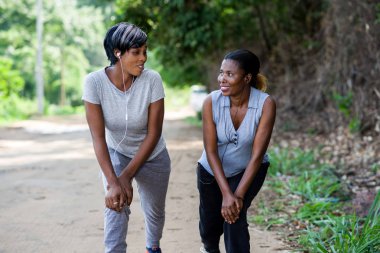 iki genç kadın açık egzersiz yapıyor