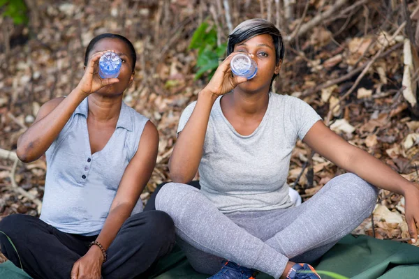 Retrato de jovens mulheres esportivas . — Fotografia de Stock