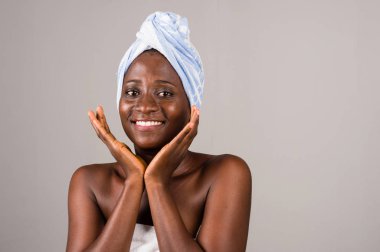 gri arka planda izole genç gülümseyen kadın yakın çekim.