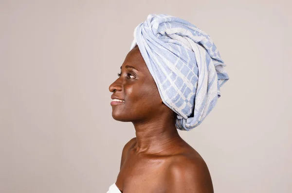 Porträt einer jungen Frau mit Handtuch auf dem Kopf. — Stockfoto