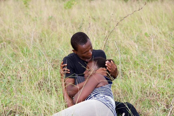 Junges Paar umarmt sich im Gras — Stockfoto