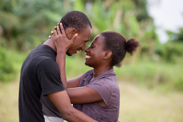 Portrét mladého afrického páru, zamilovanej. — Stock fotografie
