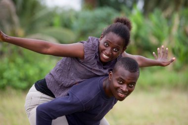 Genç Afrikalı çift, mutlu.