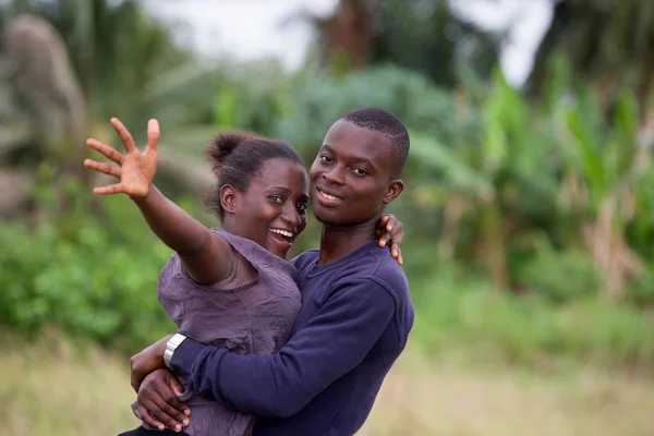 Jong Afrikaans paar, gelukkig. — Stockfoto