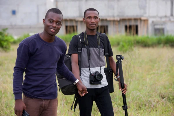 Retrato de dois jovens fotógrafos do sexo masculino viajando na natureza . — Fotografia de Stock