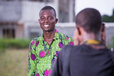 Güzel genç adam bir p ile iyi bir ruh halinde kamera poz