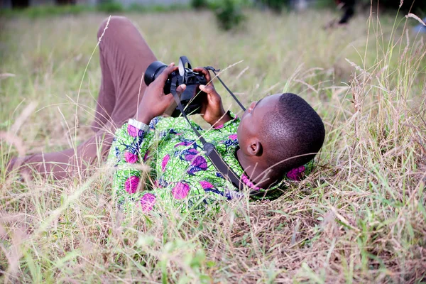 Kamera resimleri genç turist bakmak — Stok fotoğraf