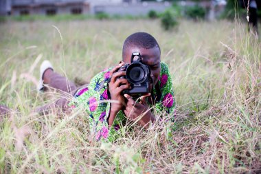 Genç turist çim Fotoğrafçılık doğa yatıyor