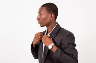 genç işadamı ayakta gömlek yapıştırır düzenler