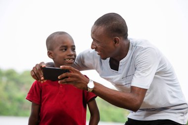 bir adamın ve çocuğunun portresi, mutlu.