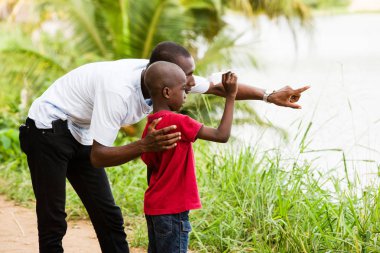 su kenarında genç adam ve oğlu portre.