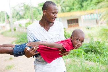mutlu baba ve küçük oğul oynarken ve eğlenceli açık havada
