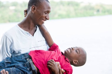 mutlu baba ve küçük oğul oynarken ve eğlenceli açık havada