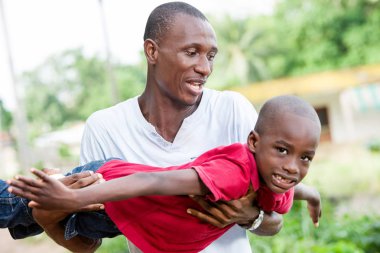 mutlu baba ve küçük oğul oynarken ve eğlenceli açık havada