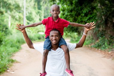 Mutlu baba ve çocuk harcama zaman açık havada içinde doğa