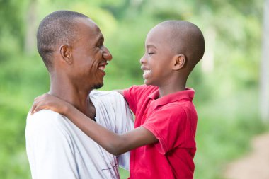 mutlu aile portre, baba baba ve oğul birlikte geçmek oynamak