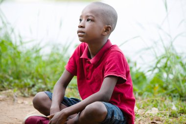 doğanın kalbinde yalnız oturan küçük çocuk portre