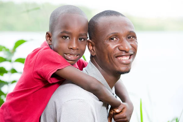 Mutlu baba ve oğul Park portresi — Stok fotoğraf