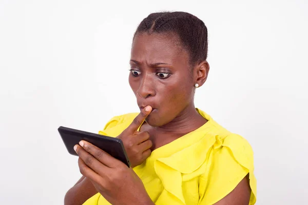 Close-up of young girl with mobile phone. — Stock Photo, Image