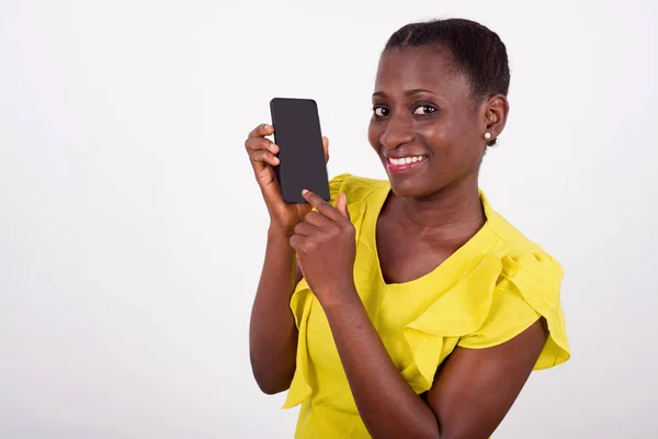 Young woman showing mobile phone screen — Stock Photo, Image