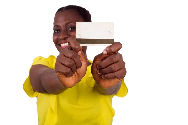 Mujer feliz sosteniendo una tarjeta de crédito — Foto de Stock