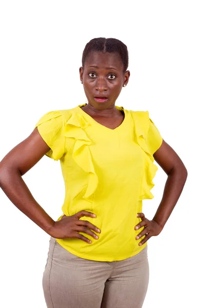 Portret van Afrikaans meisje op grijze achtergrond. — Stockfoto