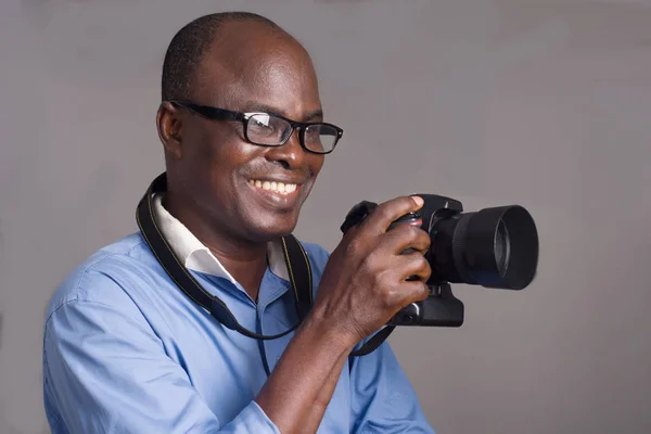 Blízkou dospělému africkému muži a kameře. — Stock fotografie