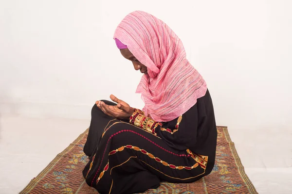 Retrato de mulher muçulmana rezando, dentro de casa — Fotografia de Stock