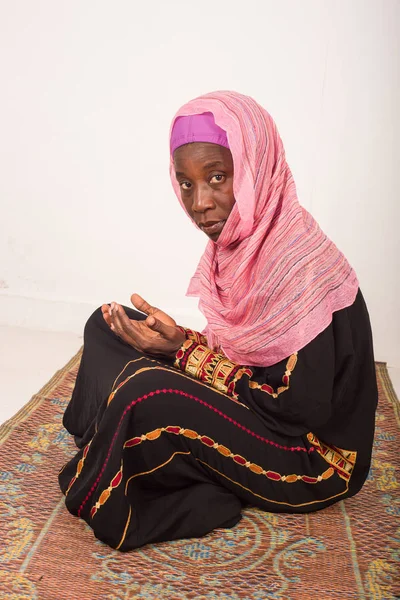 祈祷的穆斯林妇女的肖像，在室内 — 图库照片