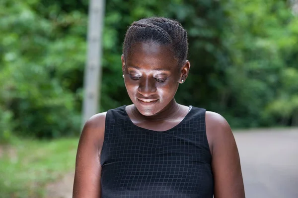 Primer plano de chica africana, sonriendo . — Foto de Stock