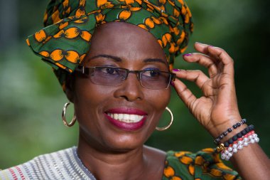 genç Afrikalı kadın yakın, mutlu.