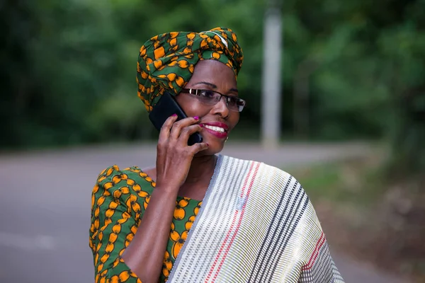 Close up de jovem mulher africana com telefone celular, feliz . — Fotografia de Stock
