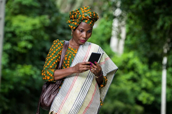 Портрет молодой африканской женщины с мобильным телефоном . — стоковое фото