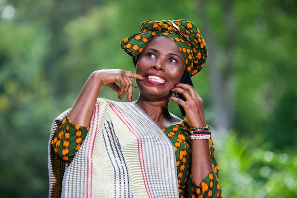 Close-up da jovem africana com telefone celular, feliz . — Fotografia de Stock