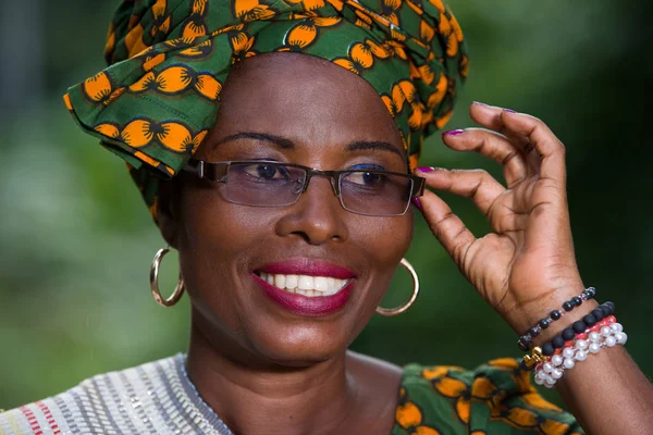 genç Afrikalı kadın yakın, mutlu.