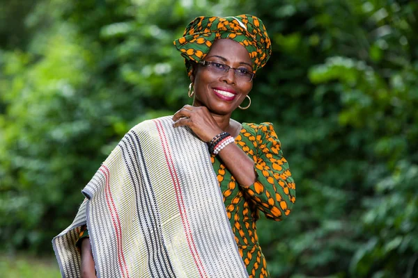 Portré fiatal afrikai nő, mosolyogva. — Stock Fotó