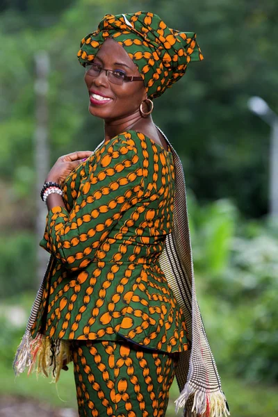 Retrato da jovem mulher africana, sorrindo . — Fotografia de Stock